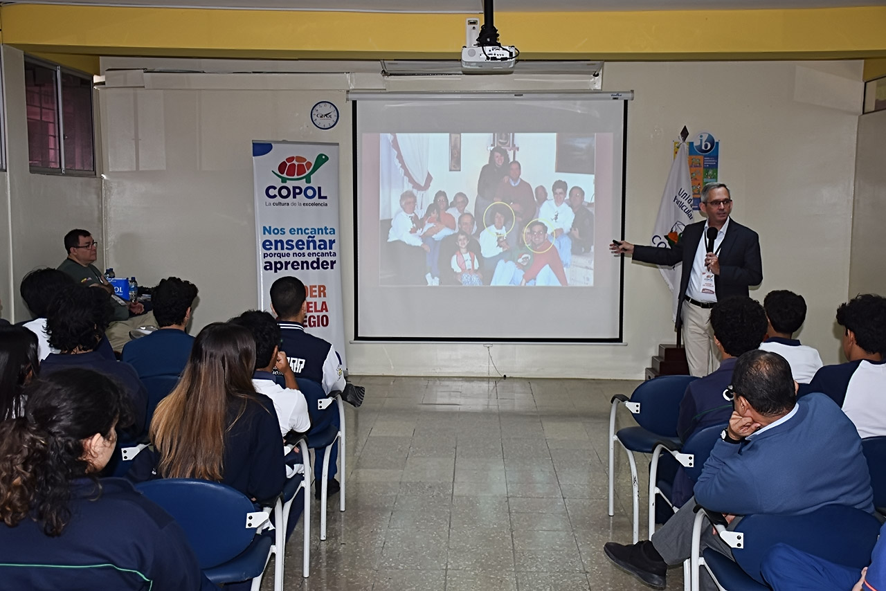 Ciencia y espacio, fueron los temas centrales de exposición de General retirado de Fuerza Espacial