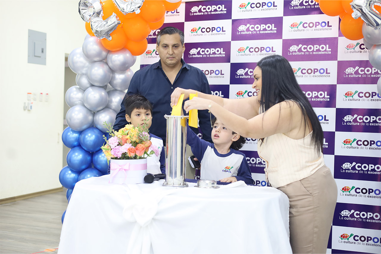 Estudiantes de COPOL guardan sus cartas en cápsula del futuro