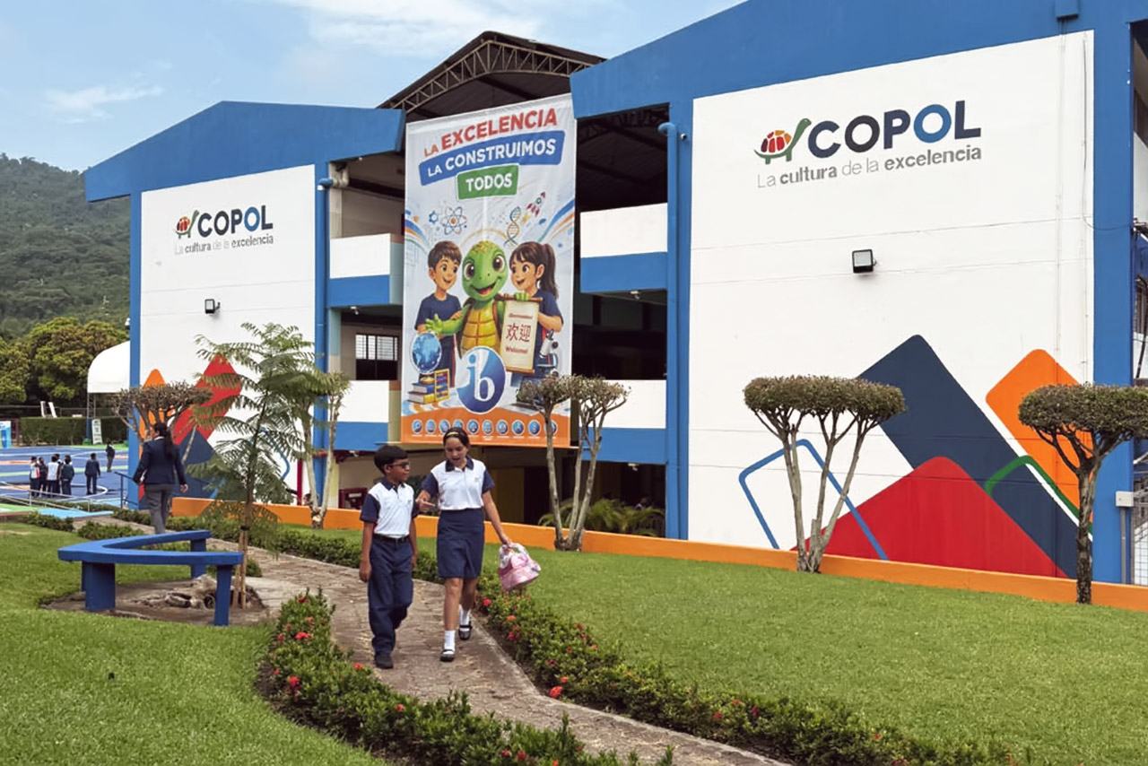 Inició clases en Colegio con el  último primer día de la Promoción 28 y la bienvenida a Octavo