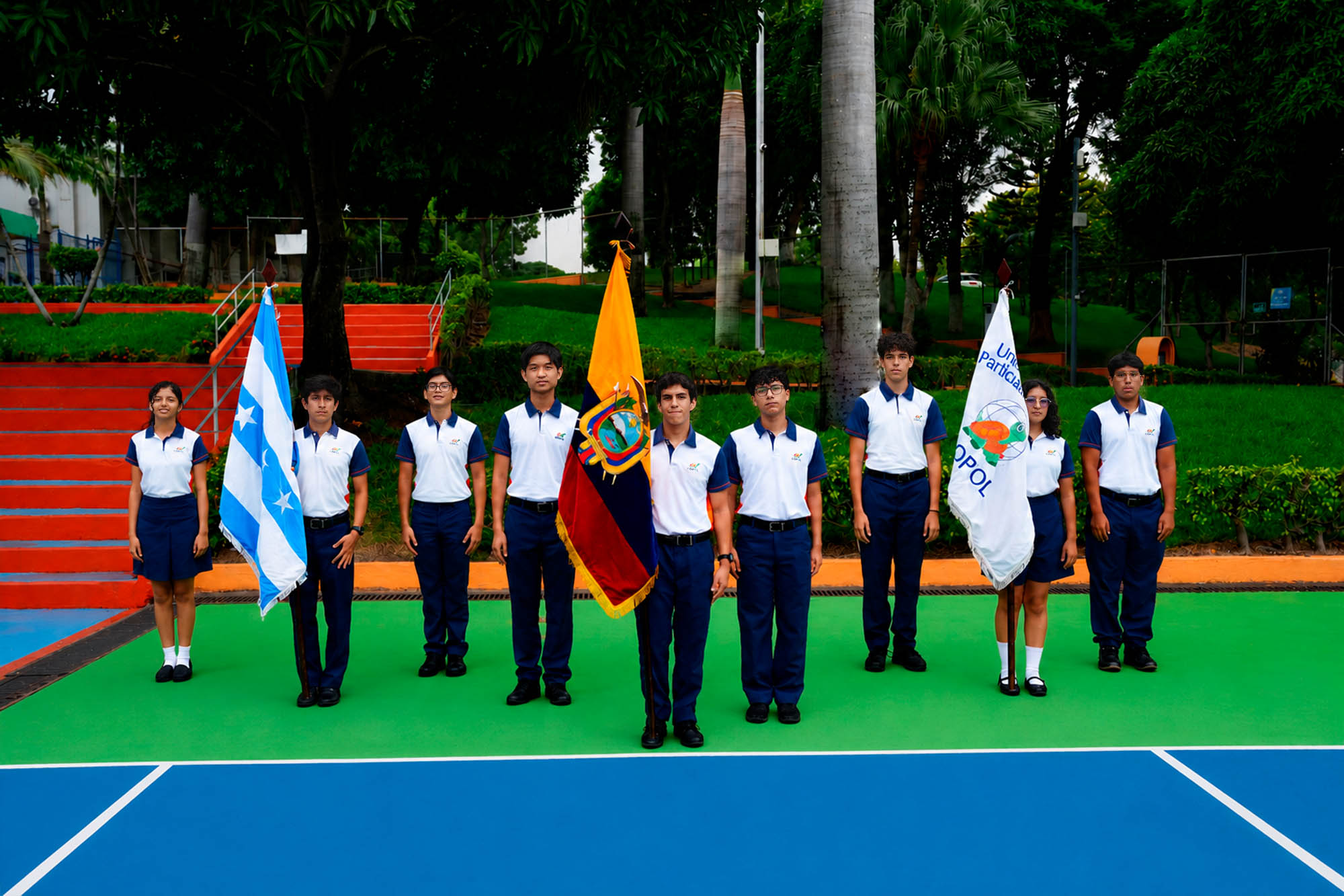 Nueve estudiantes, doce años de esfuerzo y un mismo símbolo: la excelencia